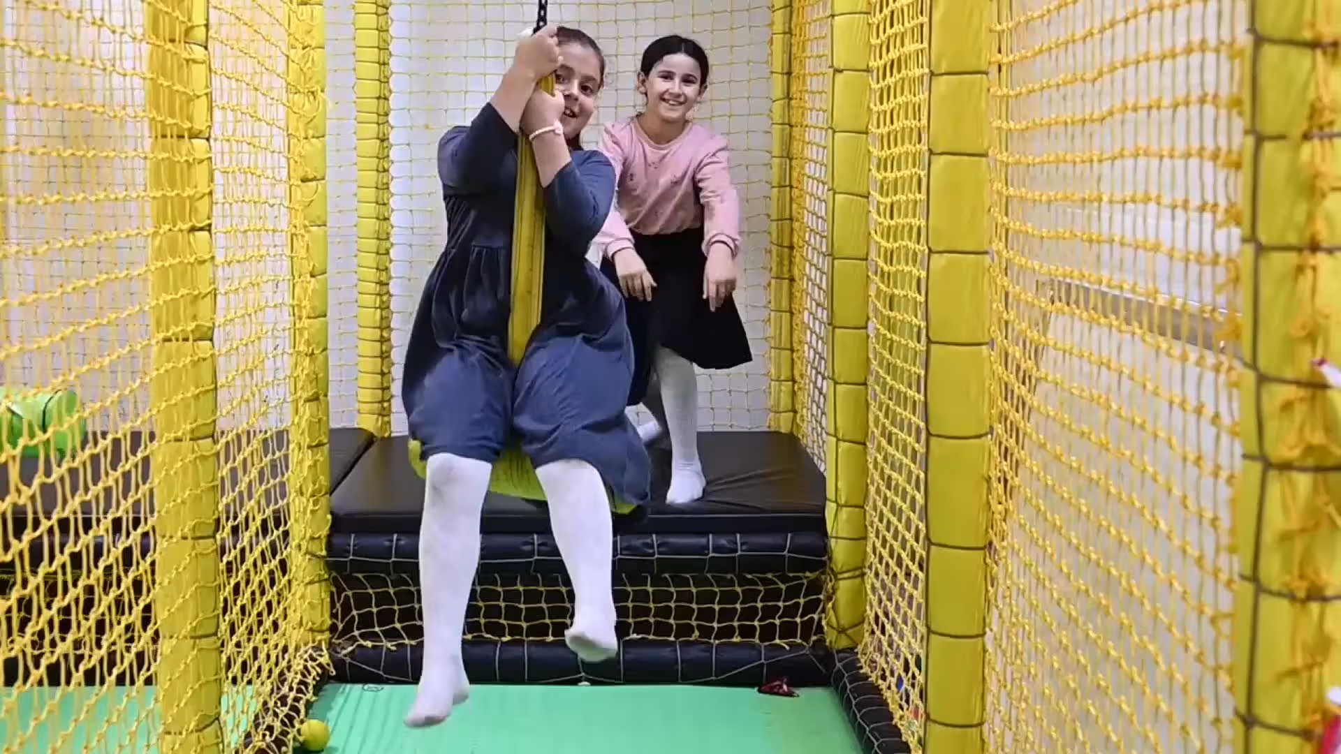 גלריית מאחורי הדבש – תמונה 300
