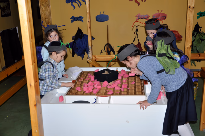 גלריית מאחורי הדבש – תמונה 235