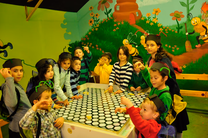 גלריית מאחורי הדבש – תמונה 150